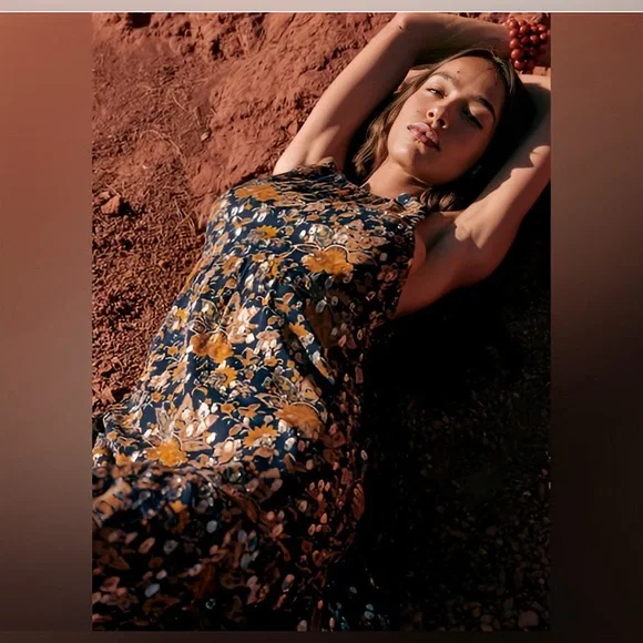 Sezane Maxi Dress in Elegant Black with Flowing Silhouette - Picture 5 of 13